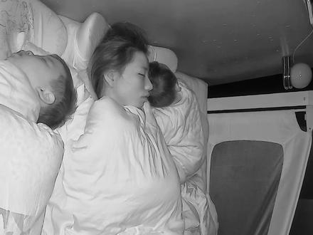 宝宝睡醒以后真的是闻着妈妈的味道找妈妈的 #宝宝睡醒找妈妈 #宝宝睡觉 #萌娃的迷惑行为