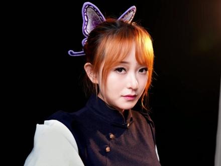 “万针刺绣”蝴蝶忍发饰!这颜色过渡绝了 传统技艺的破次元之作又+1,最近入坑了鬼灭之刃,不过请忽略我的服装和道具,多少有点抽象了~#刺绣 #手推绣 #鬼灭之刃 #蝴蝶忍