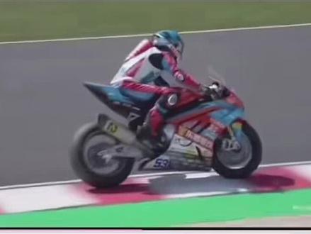 北京时间5月2日,2026世界超级摩托车锦标赛(WSBK)匈牙利站WorldSSP组别第一回合正赛,张雪机车车队法国车手瓦伦丁·德比斯驾驶53号赛车夺冠,这是车队本赛季第三冠。