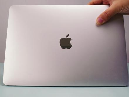 不同款式的MacBook如何进行充电?新款老款苹果电脑怎么充电,苹果电脑怎么充电?MacBookPro正确充电说明?如何查看充电状态?给MacBook Pro 电池充电教程。苹果笔记本怎么样才是充上电?有没有充电指示灯?Mac 笔记本怎样充电对电池好?以及怎样让电池续航更持久?新买的苹果电脑MacBook,可以边充电边使用吗?macbook的电源怎么使用好?mac充电器有几个?怎样选择正确的MacBook充电器?如何才能延长电池寿命? 苹果笔记本怎么充电(最全笔记本电脑充电指南)。苹果笔记本电脑充电怎么充?如何判断你的 MacBook 是否正在充电?如何在Macbook中查看电池充电状态? 苹果笔记本怎么看电脑有没有充满电? mac充电指示灯不同颜色的意思:橙、绿。新手用MacBook一定要知道的充电小技巧。 #Mac充电 #Mac新手 #Mac教程 #苹果电脑充电器 #苹果电脑充电 #MacBook充电 #macbook使用技巧 #苹果笔记本电脑 #苹果电脑使用技巧 #二手苹果笔记本电脑 #二手MacBook #MacBook #macbookair #macbookpro