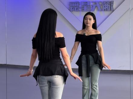 零基础又怎样,起步晚又如何?没有天生的舞者,只有愿意坚持的人。动作生疏就反复练,肢体僵硬就慢慢磨。舞蹈教会我们的,从来不止是动作,更是直面胆怯的勇气。#后裔摇 #阿蓉老师 #成人零基础舞蹈培训 #零基础教学 #蔡家坡宝妈学舞蹈