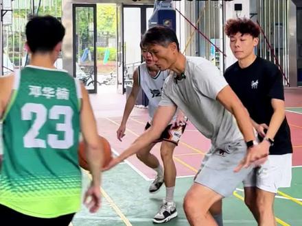 手递手进攻该怎么做#篮球教练#手递手战术