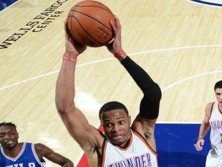 花重金坐NBA前排,挑衅球员的下场有多惨? #威少 被76人球迷竖中指+扔爆米花!#勇士 股东怒推洛瑞被罚款50万!#阿泰斯特 因为一瓶啤酒导致#奥本山宫殿事件 nba球迷花了高价买前排票惹了球员会怎么样?