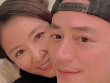 49岁#林心如 低调晒红酒照,庆祝与丈夫#霍建华 结婚九周年