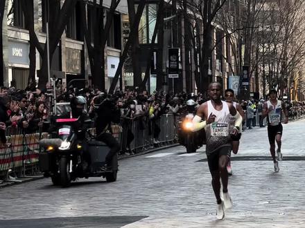 东京马拉松男子前100,🇨🇳中国选手5人,看看都有谁? 东京马拉松
男子前100名
🇨🇳中国选手5人
丰配友 2:05:58(11)
管油胜 2:11:09(38)
杨绍辉 2:14:43(60)
王光耀 2:14:45(61)
温都日呼 2:15:55(74)
#东京马拉松 #比赛现场 #马拉松 #中长跑 #跑步 @抖音