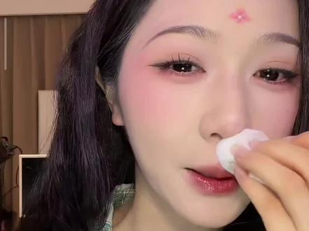 岳雨婷:明天《狐嫁契约》第二次开机仪式,听说卡戎老师也瘦了,我可不能比他胖啊,我的拍立得有和卡戎老师一起拍的,有《这个家我罩了》
#岳雨婷
