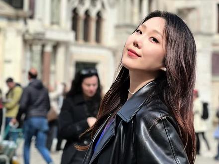 亲爱的宛瑜 我终于理解了你当初的不辞而别 13岁那年,我不懂你为何要离开爱情公寓
那时的我以为,幸福就是一群人永远热热闹闹在一起。
你拖着行李箱转身时,我只觉得遗憾,为什么要放弃安稳,去追逐虚无的自由?
23岁这年,我踏上了和你同样的航班
当飞机降落在巴塞罗那的黄昏里,圣家堂的彩窗将光揉碎在我肩上。
我突然懂了—— “在找到终身伴侣之前,我得先找到我自己。”
在陌生的街道迷路,在异国的咖啡馆发呆,在深夜的海边听潮汐。
朋友问我:“为什么你总能这么从容?”
我想,或许是因为—— 世界教会我的第一课,就是允许自己成为流动的河。
宛瑜,十年前的那颗子弹终于击中了我
可我和你终究不同—— 你走向远方,而我带着远方的风回到原点。
但没关系,“回归”从来不是失败,而是带着新的自己,重新爱上旧的生活。
“我想给自己一点时间,把该经历的都经历一遍,看过世界后,才会更加明确自己想要什么,所以在安定下来之前,我会先成就我自己。”
#旅行的意义 #宛瑜 #宛瑜我终于理解了你 #爱情公寓