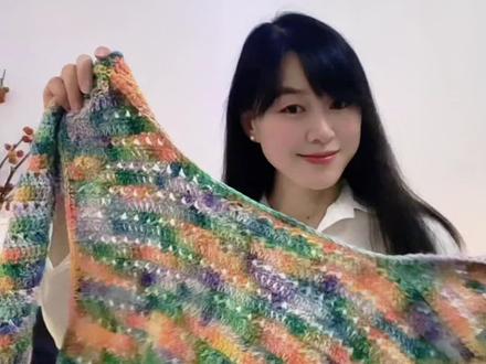 #钩针视频教程 #创作者中心 #创作灵感
简单的白衬衫或者白T,搭配这个方形披肩,感觉一下就不一样了。钩法简单,来回片织,新手姐妹也可以尝试。
线材:十刻山丘@十刻官方帐号
色号:04
用量:一团半
钩针:4毫米
喜欢纯色的姐妹也可以将线换成自己喜欢的纯色,可以搭配出不同的风格,感觉这个披肩四季都可以用上。#手工编织 #披肩钩织