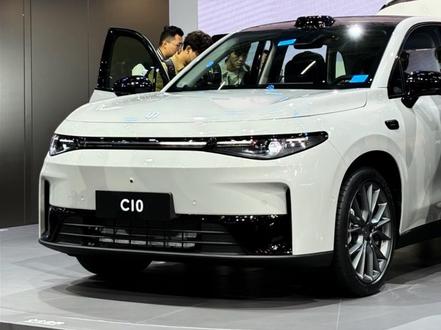 零跑C10一发布,刚买C11的都后悔了#零跑c10 #零跑汽车 #2023广州国际车展 #新车 #新能源汽车