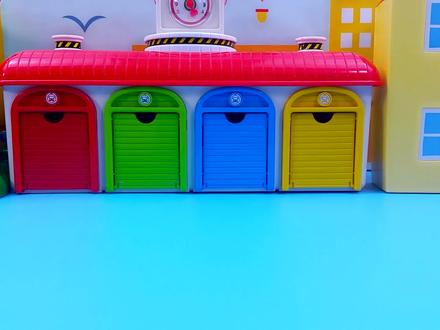 百变校巴和迷你特工队变形玩具,警车救护车和汽车变形成机器人