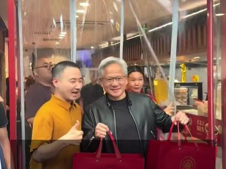 黄仁勋在北京街头端着炸酱面开炫,用中文连声称赞“好吃”!