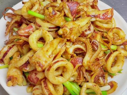 看看我爸做的爆炒鱿鱼筒,真的太香了,隔着屏幕都流口水🤤,这份量够你吃了没?😏🤭
真的是鱿鱼怎么做都好吃~🤤🤤#快来一起尝个鲜 #家常菜 #香煎鱿鱼筒 #鱿鱼