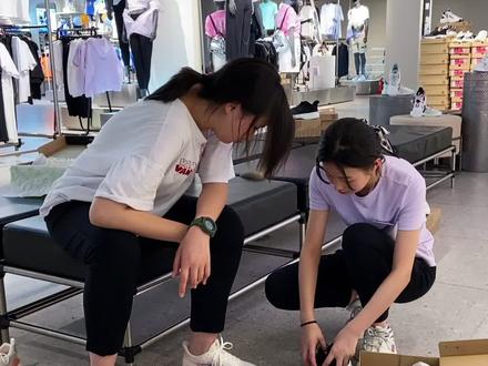 15岁,42码的大脚板,175的大块头,不但鞋子不好买,连裤子也不好买,看看,每次穿个裤子就跟穿个九分裤一样