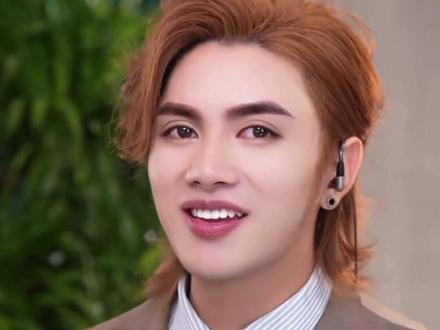 慕容景天分享了自己的爱情观,他认为在爱情中,女孩子要给男孩子足够的自尊,避免在外人面前说自己老公的坏话。他还提到自己与前女友的身高差距,以及前女友为他放弃穿高跟鞋的事情。关于爱情 女朋友 婚姻 你们是什么看法,来听听男神慕容景天对爱情的见解 #爱情 #情感 #慕容景天 #慕容景天直播录屏分享 #结果出乎意料