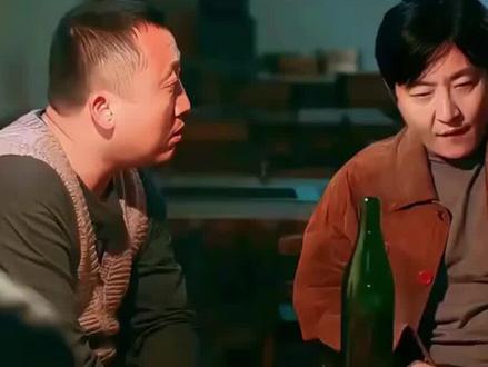 央视热播剧《老舅》口碑翻车,一手好牌咋就打稀烂了?
央视八套新上的东北年代轻喜剧《老舅》,首播收视直接飙到3.0登顶全国第一,央视频单日播放量也破了千万,开局看着挺猛。可谁能想到,火热度还没焐热乎,评论区就被差评刷屏,不少观众直呼“两集弃”。
按理说这剧不该啊,平台是国民追剧基地央视八套,演员阵容更是顶配,郭京飞领衔,还有王佳佳、陈明昊等一众戏骨加盟。但播出不到24小时,豆瓣连分都开不了,短评区一星二星占了大半。
问题到底出在哪?说白了就是剧情太离谱,完全脱离90年代东北的真实背景。1993年的东北正赶上国企改革,下岗潮初现,可剧里不仅冒出“接地气”这种十几年后才流行的词,还出现了“无烟烧烤”,年代错位感直接让人出戏。更别说工厂设定,偌大的维修部就三个人,厂长像街头混混,工程师吊儿郎当,根本不符合当年的职场现实。
演员表演也拉胯,郭京飞演东北下岗工人,一口京腔听着就别扭,表演还带着股油腻感,肢体动作夸张得像演小品,跟《漫长的季节》里范伟的角色一比,差距太明显。
年代剧的魂就是真实,《人世间》《漫长的季节》火,靠的就是扎根时代。《老舅》手握好牌却忽视质量,被观众吐槽,一点都不冤。