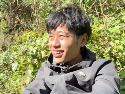 11月26日,湖南张家界,荒野求生“第一诗人”林北,“躺平”晒太阳又吟金句,“行至水穷处,坐看云起时”。