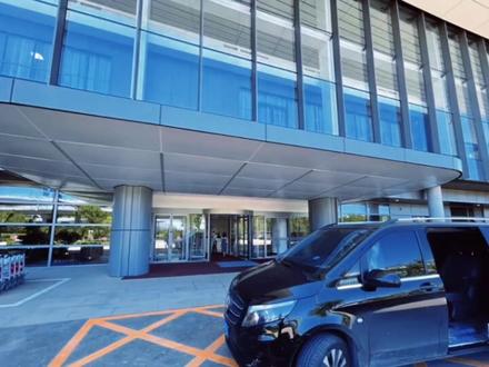 💞北京大兴机场VVIP要客服务体验
有独立的贵宾区域,配置独立的贵宾大楼,专属的贵宾停车位。
全程是不需要到机场大厅的,前往贵宾中心建议使用礼宾车服务,自己开车也是可以的,在前往机场的路上会有要客VIP的路牌指示,跟着指示走就可以。
车辆直接停靠在贵宾中心门口,接送客人都非常便捷,并且服务人员也会提前等待迎接,主动提取行李这些,服务是非常贴心的。
所有的乘机手续直接就在前台办理就可以了,办理好手续后,就可以进入贵宾厅休息,休息室非常的大,服务也都基本上是多对一的一种状态,好几个服务人员来服务一个客人。
各种小零食和饮料准备很齐全,贵宾室有配备了独立的卫生间。
贵宾大楼有餐厅,饭点到了服务人员会带过去用餐,餐厅环境非常舒适,人也很少,吃完就不必再吃飞机餐啦!
到乘机时间,会有服务人员带领过独立的安检通道,不用排队,节省等候时间,效率超高,到了就可以安检,很快速的就通过了。
通过独立安检后,安排的专人使用考斯特送往停机坪登机,使用的是优先登机服务,早机场大厅的客人一步登机,不用排队,也不拥挤,非常省时间和便捷!