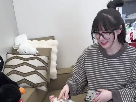 给远在迪拜的丈母娘和小姨子寄零食年货,家人之间的关怀零距离!#龙凤胎 #家庭日常#隔辈亲 #跨国亲情