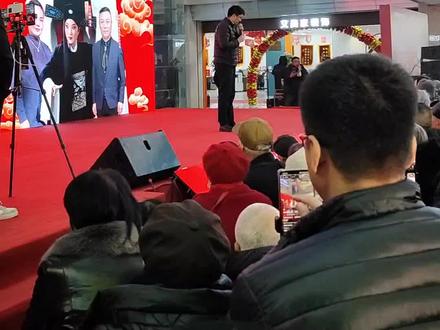 袁红西安演出取消经过,当宣布的那一刻,现场观众一片哗然呼喊不满,据现场考证大部分戏迷都奔着袁红的周仁而来,这就是网络“活周仁”的强大魅力,不可比拟!#安万秦腔 #秦腔抖起来 #袁红西安演出取消 #关中美男子