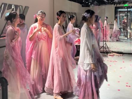 跳完之后热泪盈眶,谁懂这个一镜到底的含金量啊!大家都好棒啊!🥹🥹🥹🥹#古典舞 #翻跳 #花絮 #热爱可以抵挡一切