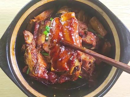 排骨用啤酒来炖更好吃,软烂入味,可以去除腥味,而且还会有提鲜加嫩