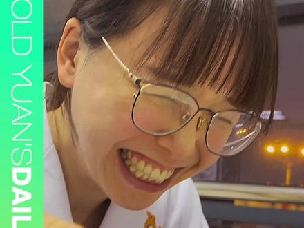 给老婆尝尝店里的“啪啪满鱼”~#用抖音记录我的真实生活 #妈呀太香了 #告诉老默我想吃鱼了 #隆狗暖锅 #鹤vlog