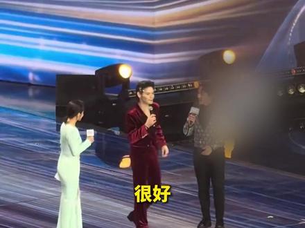 向佐参加微短剧品质盛典,台上突然对着主持人来了个飞踢#主持人 #飞踢 #向佐