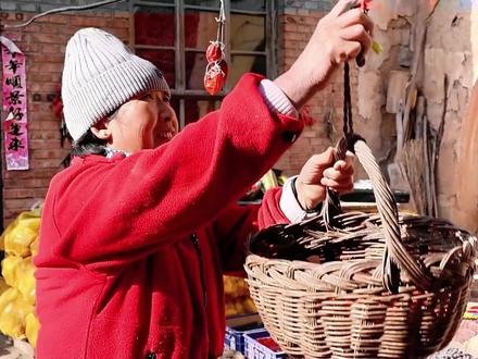 小时候,最爱吃奶奶蒸的柿谷乱。那熟悉的香甜,是冬天里永不褪色的温暖记忆。(摄制:郭丽黎 宋海星)