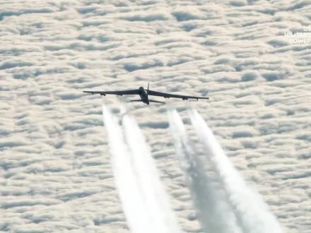 B-52“同温层堡垒”老当益壮? B-52“同温层堡垒”轰炸机已70岁了,为何可以服役这么长时间?对中国轰炸机发展有何启发?#轰炸机 #b52同温层堡垒 #武器 #军事