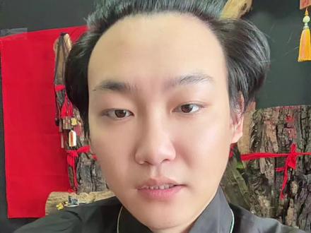 雷击木如何快速辨别,视频全是大白话以便大家好理解,重要一点阴干四五年后的雷击木不会是臭的,也不会是酸的!两层一层是边缘位置会有木幽清香的味道,一层是心材位置会有焦香味。阴干后的无序打油摸蜡。都买的时候一定要对比白茬溯源流程。#雷击木#雷击枣木#雷击木鉴定#雷击木真假#雷击木文化