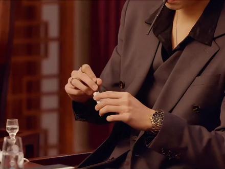 我今天才知道原来在gay圈里同抽一根烟有♂暗示的意思,怪不得后面游主任反复确认樊霄是不是同类,这个狗东西天天都在勾引游主任,可这里游主任还是接了,现在想想我更激动了,妈妈,不能怪俺没出息,俺不是变态,但俺也真不中咧!#游书朗 #樊霄 #泰娱 #疯批