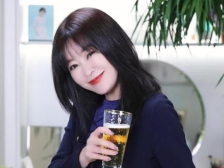 宝宝们,这么倒啤酒真的可以在朋友聚会上露一手啦~~#啤酒#生活小技巧#干货#大v说