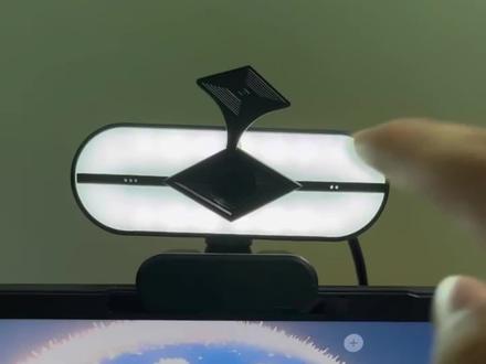 #摄像头 #直播摄像头 #直播带货 #游戏直播 #网课 我是图哥,专业3C数码20年,鑫汇图,专业直播设备,新2K美颜灯,适合网课,考研,面试,游戏直播露小窗口,直播入门;电脑摄像头如何实现即插即用呢?
最近遇到不少客户咨询,电脑摄像头插到电脑USB接口后,为何没有马上显示?
其中误区1:客户以为摄像头插入电脑USB接口后,就会马上弹出视频画面;
误区2:客户以为双击“此电脑,或我的电脑”,会有“摄像头或相机”图标;
正确操作流程如下:
一、把电脑摄像头的USB插头,直接插在电脑主板后面的USB接口上;尽量不要插在前置的USB接口,有可能会供电不足:会闪屏或黑屏;
二、摄像头即插即用,马上会自动安装相关驱动;等待1分钟左右电脑操作系统自动安装摄像头软件驱动
三、测试电脑摄像头是否正常:效果最佳为1,WIN10电脑自带的“相机”功能;2、找小店客服,发送可以拍照、录像的AMCAP软件;3、抖音的直播伴侣;或各平台直播软件; 4,通过:微信,QQ,钉钉等各种聊天、娱乐、会议软件,可以获取摄像头;但效果只能发挥:高清摄像头30%至50%左右;微信、QQ、钉钉的网络视频效果根据双方网速自适应调整,会降速或压缩到:480P或720P,并没有充分发挥电脑摄像头在本地电脑上直接展示的效果;
四、顺光拍照,不要逆光,要有足够的补光,效果可以提升50%;正确的补光;