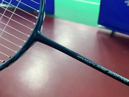 尤尼克斯疾光800pro-好大哥冲了首发疾光800Pro,上手体验了一下,打感脆弹速度拍属性略带进攻,有点小贵,使用体验上yy不会翻车#羽毛球拍 #尤尼克斯 #疾光800pro #nf800pro #羽毛球拍推荐