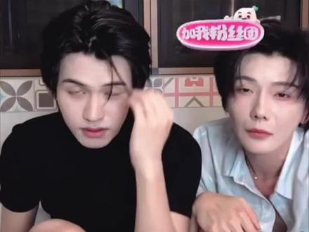 这段我要永世珍藏!!
好磕的点🈶1.云旗在搞湿发造型,普普被帅的直接上手捏脸啊!!!2.捏完了云旗还用下巴去蹭普普的手!!3.那个大胆然后搂上也太自然了吧!!!4.普普的那个怎么啦!!充满了正宫地位的感觉啊!!5.云旗反捏回去普普的根本没想躲啊!!就等着呢!!!!!