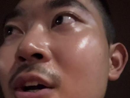 🌈《论住新加坡Keybox过夜省钱的可行性研究》
省流版⬇️
价格:22新/123RMB
支付方式:现金。信用卡可用情况未知。微信支付宝大概率不可用。
区域:
1.一进门就是前台。付款后给一个开柜子的手环和毛巾,然后填写一些基本信息包括姓名国籍电话号码。
2.更衣室。柜子不大,绝对放不进去行李箱,大的包都费劲。在不是全果主题夜的时候大家都基本是不脱🩲。
3.澡堂。可以洗澡,有一个小小的泡汤池子(我去的那天没开),还有一个汗蒸房(很黑我没进去)。
4.电视房,会放电视剧,可以在前台买了泡面在这里吃,可以充电。充电插座只有两个。
5.吸烟室。电视房再往里走就是。
6.迷宫。迷宫里很昏暗,几乎没法看清人脸。有一层和二层,二层只有小小一个房间的区域。一层有很多的小屋子,可以锁门,有床,有镜子,有小灯,人少的时候可以自己进去睡觉。周末人多的时候不大建议在这里睡觉,一是可能也抢不到房间,二是占用房间睡觉也不道德。 除了小房间还有一些开放的床铺可以躺着休息,但可能会被打扰,也要留意安全问题。
总体来说很干净整洁,周内趋于无聊,但周内省钱来这里过夜是可以实现的。但到处都会放流行音乐,睡眠轻可能会睡不着。感觉印度裔偏多不太是我的type。
#彩虹 #1 #0 #找老公 #新加坡