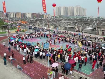 莲坛妈祖文化巡游是传承百年的潮汕传统民俗,也是莲坛村的一张文化名片,承载着村民对风调雨顺、合境平安的美好祈愿,更凝聚着海内外乡亲的浓浓乡情。这次巡游活动筹备充分、组织有序,村里的英歌队、仪仗队、大锣鼓队、标旗队等数十支队伍依次亮相,队伍浩浩荡荡、气势昂扬,巡游路线覆盖村内各片区,热闹非凡!
妈祖巡游不仅是一场民俗盛宴,更是传承妈祖慈悲博爱、乐善好施精神的生动实践,既丰富了村民的精神文化生活,也增强了邻里凝聚力,带动了乡村文旅氛围,助力乡村文化振兴。接下来,我们会持续守护好这份民俗文化,讲好莲坛民俗故事,让妈祖文化代代相传、焕发新生,也欢迎各界朋友常来莲坛做客,感受潮汕民俗的独特魅力!