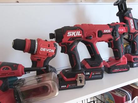 常用电动工具怎么选?手电钻、起子机和电动螺丝刀区别及选购建议
本期视频分享三款最常用的电动工具:手电钻、起子机和电动螺丝刀,它们有部分功能重合,但应对的工况却是不同的,所以选择也不同。
1、如果只是打孔拧螺丝,不涉及混凝土墙面,12V无刷手电钻是首选,体积小功能全
2、拧螺丝多,优先选择起子机
3、精细拧螺丝而且量大就选电动螺丝刀
最后说下,我目前用的工具及型号:手电钻是大有5208M,它自带两个钻头,后来我又买了俩,很好用;起子机是SKIL 6739,性价比非常高,我特喜欢它外观尤其是环形灯,非常酷;电动螺丝刀是威克士242,相比上一代增加了锁定键、带智能刹停。#手工 #大有工具 #skil电动工具 #手电钻 #起子机