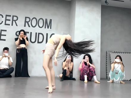 大嘴巡回第三站沈阳站 融合鼓舞
“编舞鬼才”
2025“大嘴”Veronika 中国巡回
神级编舞的身体叙事
“革命性突破”的肢体处理能力
“审美升级”的流动性舞蹈艺术
能量、性感、不油、少女感
2025.6.19-6.23(江苏苏州)5天
课程内容
1、3天的成品舞+舞感精讲
Sabby、开场、POPsong(三种风格)
——
2、2天的东方舞编舞解密+实践
Veronika独家编舞技法
赛级舞蹈的创新与规则
表演类型的舞蹈编舞灵感
适用于教学的成品舞的,初级和中级如何变得好看有趣
——
“纯成品舞课程”三天:
前十名:1680已🈵
中十名:1880已🈵
后十名:2080
——
“编舞+实践”二天:
前十:980已🈵
中十:1280已🈵
后十:1480
——
3+2(5天连报)
2个课程在不同阶段,价格合并后8折优惠
前十:2180已🈵
中十:2528
后十:3248
订金:1000
如来临时有事儿来不了的,可自行转出,不与退款,也可延至下期。感谢理解。
#舞蹈随拍课堂 #肚皮舞 #东方舞 #鼓舞 #大嘴编舞