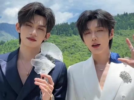 云旗郝熠然去了个什么神仙局? 昨天云旗和郝熠然合体的Vogue Vacation直接刷屏!
这可不是一场普通的红毯秀,而是时尚圈真正的“内部高端局”。全程封闭运作、高奢高层云集、顶级实景大片产出……能拿到这张入场券,不靠粉丝打投,拼的是实打实的时尚质感与场景契合度!今天带你抛开粉圈滤镜,硬核拆解这个让艺人们挤破头的顶级IP,到底藏着怎样的商业逻辑与资源密码?
#云旗 #郝熠然 #Vogue #明星商务 #时尚科普
