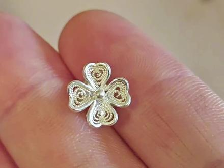 老师傅们,这是我学习花丝耳钉的过程,光是掐这个花瓣的轮廓就给我难住了,还好有我李老师耐心指导啊,老师傅们这得练多久才能练会啊#机小仙 #打金 #花丝 #锐錾堂 #新手