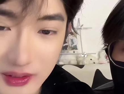 会永远永远在一起的远哥和年年,
走心局,说着说着就要哭了
#年年有远 #远哥和年年 #直播录屏分享 #磕糖