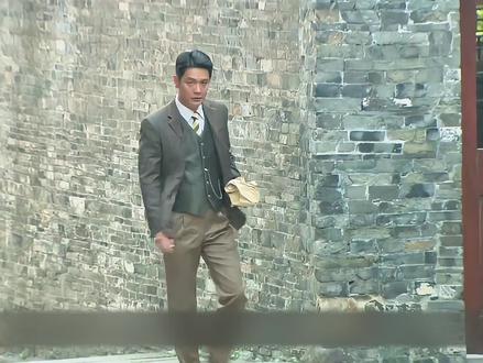 男人买来烧鸡,还找来乞丐为周方淮庆贺生日,曾诚却趁着这个时机,暗中谋划取代周方淮#谍战剧 #与狼共舞 #好剧推荐 #经典 #电视剧