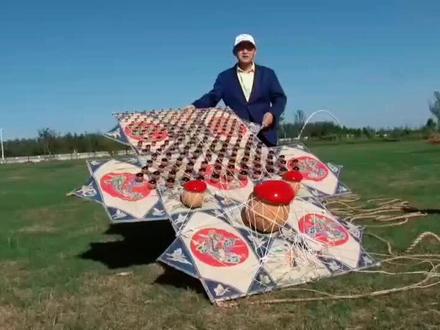 南通板鹞哨口风筝,迎风则呜,入耳动听,称空中交响乐,会唱歌的风筝,其独步天下美称和传统文化魅力,被国家文化部列入首批国家级非遗文化遗产名录。