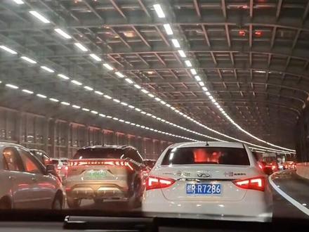 兄弟们呐!我发觉高速路堵车最适合相亲了哈!你末嫁 他末娶!赶紧上高速!都堵起的!你慢慢挑 慢慢选 ,从车型看财力!从车道看人品 ,从加塞看脾气,从憋尿时间看肾功能好不好!哈哈哈#重庆方言#重庆言子#搞笑 #高速堵车 #看一遍笑一遍