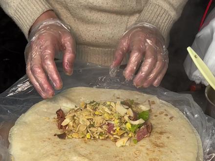 街头偶遇开了十几年的肉卷馍!要了个全家福的!内陷料给的很足!!#卤肉卷 #路边摊美味 #民间传统美食 #街头美食 #人间烟火 @DOU+小助手