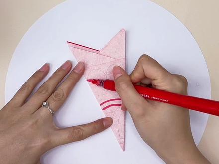 《剪窗花》 新年窗花不用买,和孩子动手做更有年味!这个爱心环纹团花超简单,折剪几步就成型,贴窗户上年味直接拉满~#新年剪纸 #剪窗花 #亲子手工 #幼儿园手工 #团花剪纸教程