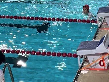 官俊臣仰泳决赛小组第一#官俊臣