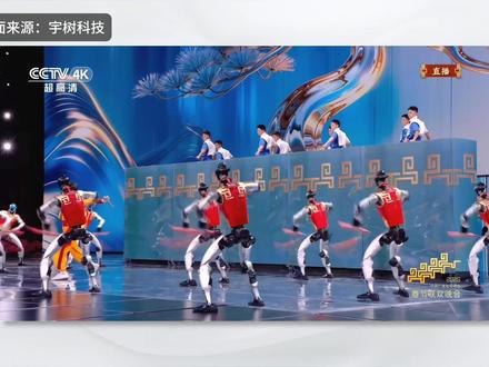 2026年春晚,不仅仅是一场表演,而是硅基生命的诺曼底登陆 2026年春晚,十几台人形机器人上台表演武术、甚至展示了跌倒后自主起身。当大众还在看热闹时,真正懂行的人却看到了一个令人震惊的工业真相:2025年,中国已经拿下了全球人形机器人90%的出货量。
过去三年,当矽谷把数千亿美元砸向AI大模型、在云端争得头破血流时,北京却悄悄垄断了AI的「身体」。从1.6万美元的惊人白菜价,到恐怖的产业链响应速度,这不仅是一场商业竞争,更是未来全球工业话语权的重新洗牌。
马斯克为何在财报上直言它们才是最大对手?五角大厦又为什么急匆匆地将相关企业列入限制清单?这些被认为是未来「完美工人」的钢铁骨架,将如何彻底改变全球制造业的成本结构?
本期视频,老特带你穿透迷雾,不谈情怀,只谈底牌。一起看懂这张正在成型、价值万亿的「工业白名单」。#2026春晚 #宇树G1 #人工智能 #具身智慧 #1260H