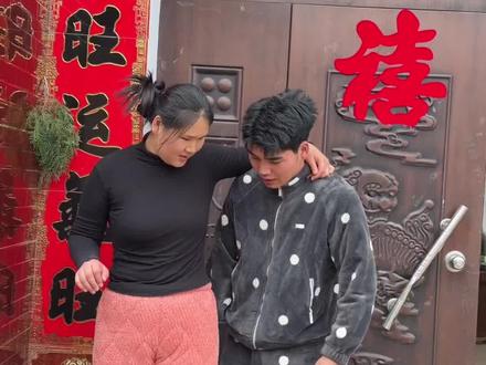 对不起姐姐,等我再练练,下次一定成功🤭#扛肩拍照 #姐弟 #热门